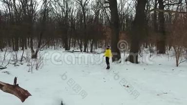 冬天森林里穿着黄色外套用绳子跳绳的大胡子运动员