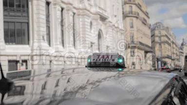 巴黎出租车。 绿灯，出租车免费。 在城市景观模糊的背景下。 特写镜头。 慢动作