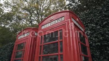 伦敦传统的红色电话亭在街上绿树掩映。 <strong>行动</strong>。 <strong>国家</strong>标志