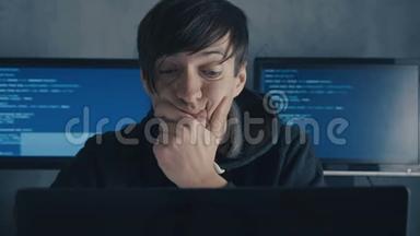 疲惫的电脑开发者和黑客正在他的电脑上工作到深夜，感觉工作过度，网络安全和