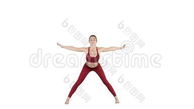 年轻女子在前弯体式瑜伽姿势的白色背景。