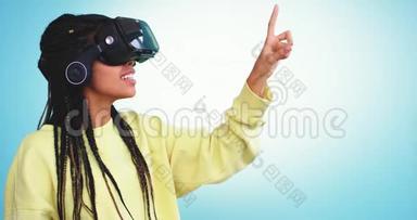 快乐的微笑<strong>女士</strong>非洲民族使用虚拟现实眼镜和手指她选择游戏虚拟<strong>女士</strong>是