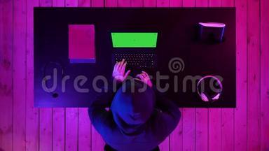 悲伤的玩家坐在电脑后面的家里，在电子<strong>游戏</strong>中哭泣<strong>失败</strong>。 绿色屏幕模拟显示。