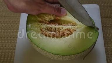 用刀切割日本青瓜，用白塑板切割