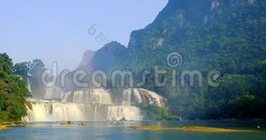 美丽的瀑布。 班乔克瀑布或德天瀑布是中国边境曹邦和大新县的地标