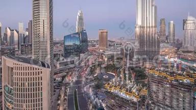 日落后迪拜市区的全景式天际线景观，<strong>商场</strong>、喷泉和摩天<strong>大楼</strong>在白天到夜间空中盘旋