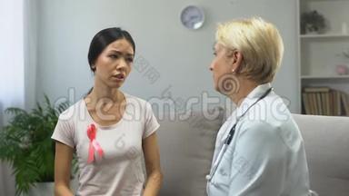 女士咨询乳房医生，发现乳腺肿瘤，预<strong>防癌</strong>症