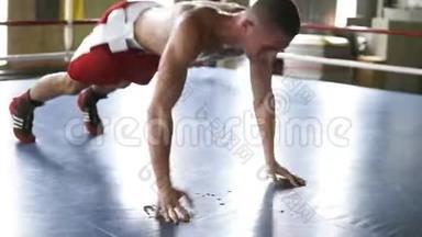 年轻的拳击手，适合做拍手俯卧撑的<strong>爆发力</strong>。 训练理念，锻炼，力量，力量.. 工作计划