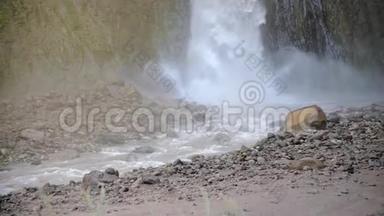 在岩石山区的一个大瀑布的特写。 从很大的高度缓慢地下降水。 缺水