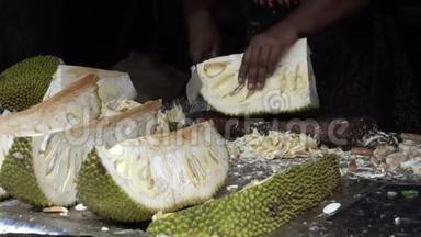 在斯里兰卡当地的水果和蔬菜市场切割和销售成熟的菠萝蜜