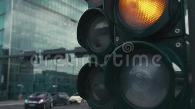 慢动作在德国首都柏林的十字路口有一个典型的红绿灯。 黄色和