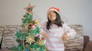 亚洲小女孩<strong>装饰圣诞树</strong>祈祷最美好幸福亚洲小女孩用h<strong>装饰圣诞树</strong>