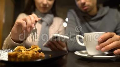 男女朋友坐在咖啡馆里，一起享受时光，交谈