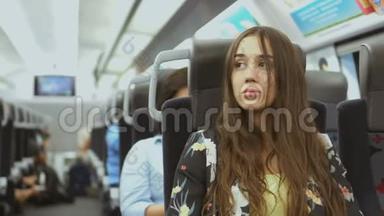 一个美丽的女孩在长途旅行后坐在一辆公共巴士上疲惫而悲伤