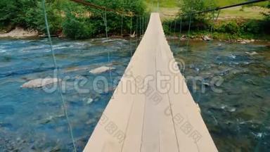 走在摇摇晃晃的桥上，穿过一条崎岖的山河。 Pov视频