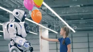 一个孩子把气球送给一个白色的<strong>机器人</strong>，特写..