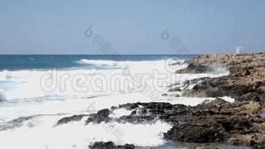 强烈的<strong>海浪</strong>撞击岩石海滩。 <strong>海浪</strong>拍打着岩石海滩. 慢动作