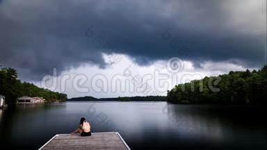 黑暗的积云风暴云接近一个别墅码头约瑟夫湖，安大略省。