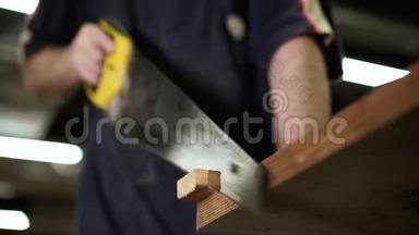 男工用手锯木板.. 手工木工概念
