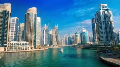 蓝天下的迪拜码头，有船和天际线