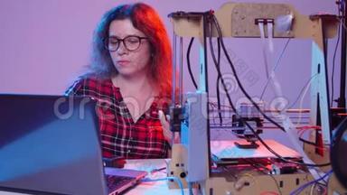 现代生产技术的概念.. 年轻女学生在3D打印机上制作物品