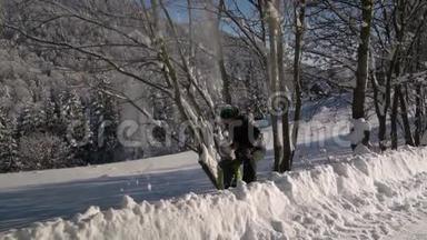一个年轻的家庭走过白雪覆盖的山林.. 父亲和他的小儿子。 他们站在树<strong>下</strong>