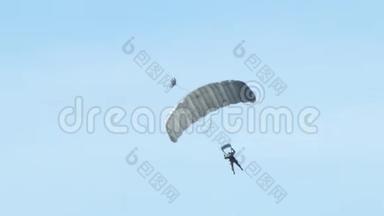 一支伞兵部队在蓝天的背景下登陆完成任务
