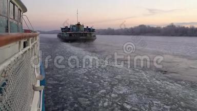 货物<strong>轮渡</strong>带着货物漂浮在结冰的大河上，打破了薄冰。