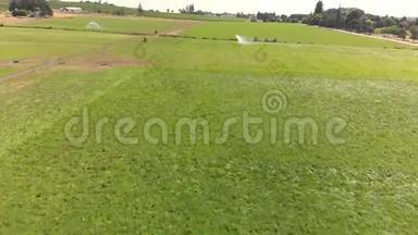 空中观看<strong>灌溉设备灌溉</strong>农民的田地。