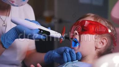 牙医，医学。 在牙医接待处的婴儿。 牙科治疗灯的牙医