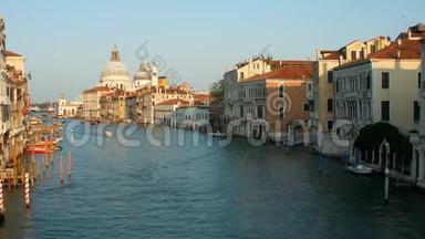 威尼斯的<strong>大运</strong>河在晨光中。