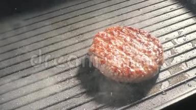 做汉堡<strong>包</strong>。 牛肉或猪肉切块烤在网格上。 慢动作。 <strong>高清高清</strong>