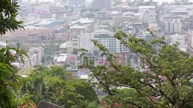 亚洲城市、房屋和酒店的景色，从植物到山谷中的城市的焦点平稳过渡
