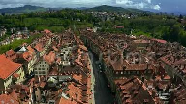 低空飞越伯尔尼的老城区瓦房。瑞士