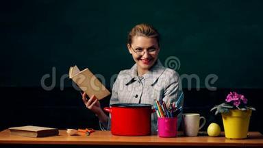 女孩<strong>煮汤</strong>的文具和书籍背景的绿色学校董事会。大脑食物的概念。教师