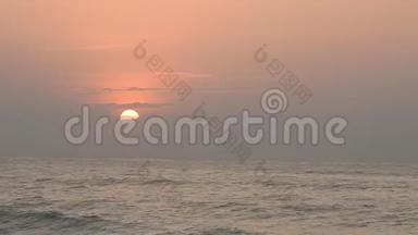 海面上的红色日落。 太阳触及地平线。 红色的天空，黄色的太阳和令人惊叹的<strong>大</strong>海。 <strong>夏日</strong>晚霞海景.. <strong>大</strong>西洋海滩