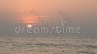海面上的红色日落。 太阳触及地平线。 红色的天空，黄色的太阳和令人惊叹的大海。 夏日晚霞海景.. 大西洋海滩