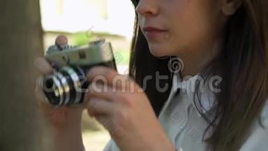 白种人妇女用摄像机拍摄照片的肖像