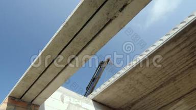 吊车吊杆为楼板安装重型钢筋<strong>混凝土</strong>面板.. 建造房屋概念