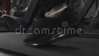 在健身房跑步机上以轻快的<strong>步伐</strong>接近男人的双脚，追踪左边。
