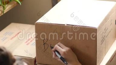 年轻人在移动的盒子上写字