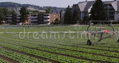 农田灌溉用农业机械。 村内自动浇水..