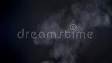 特写镜头的大蒸气烟雾与喷雾向上飞行的黑色背景。