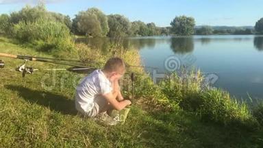 在湖边钓鱼的男孩。 美丽的鱼塘巴丁附近，班斯卡比斯特里察，斯洛伐克。 捕鱼的地方。