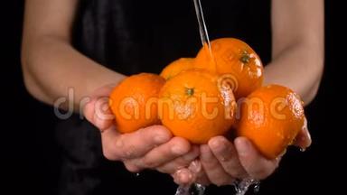 在女人手里洗橘子橘子，慢动作