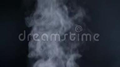 用黑色背景上的喷雾剂近距离拍摄了巨大的蒸气烟雾。