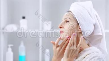在浴室里做美容抗衰老面罩的女人