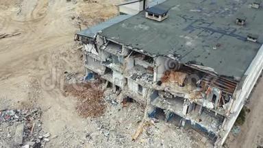 在建筑物拆除后飞过被毁的房子。 地震后的无人机射击。 空中镜头