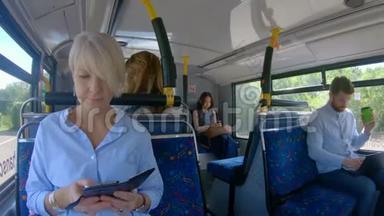 4k公交车上使用多媒体设备的通勤者