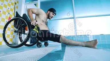 残疾人走出游泳池后坐在轮椅上